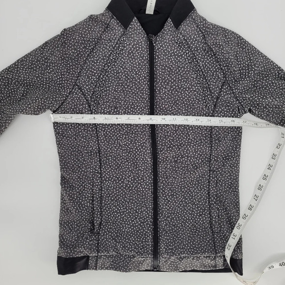 LULULEMON Hit it Frozen fizz white black bomber windbreaker Jacket  size 4 - Picture 10 of 10